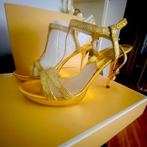 Nice shoe with little scratch on bottom . Otherwise looks new